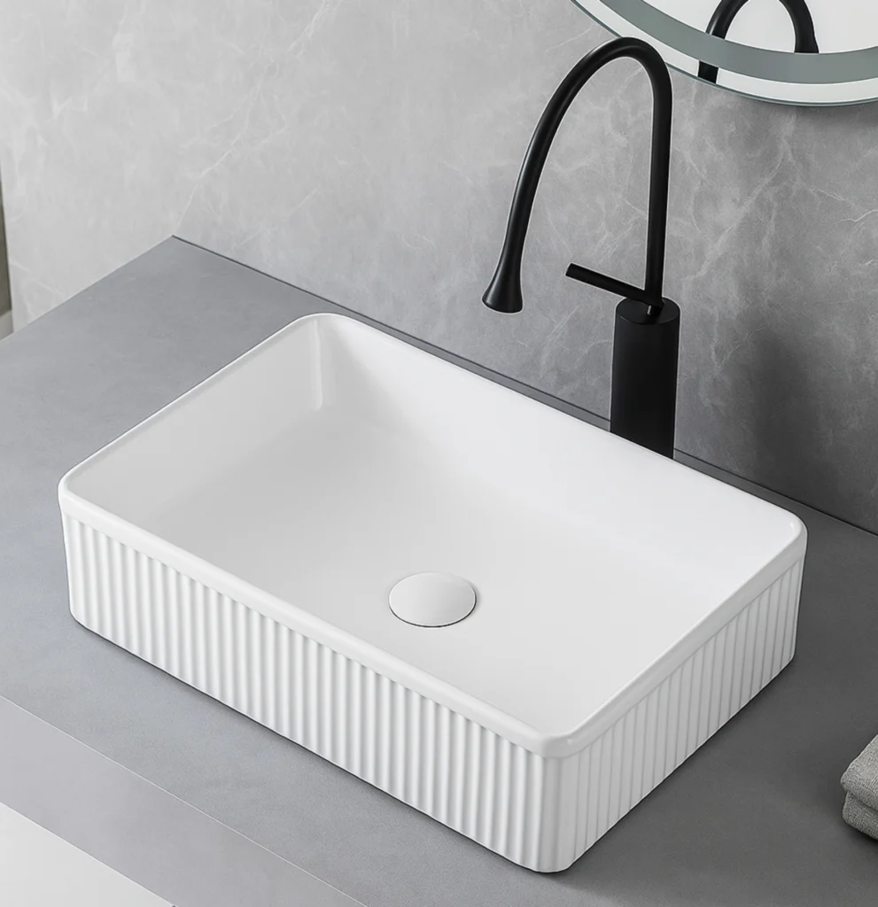 Lavabo sobre encimera Curry rectangular estriado en cerámica blanca