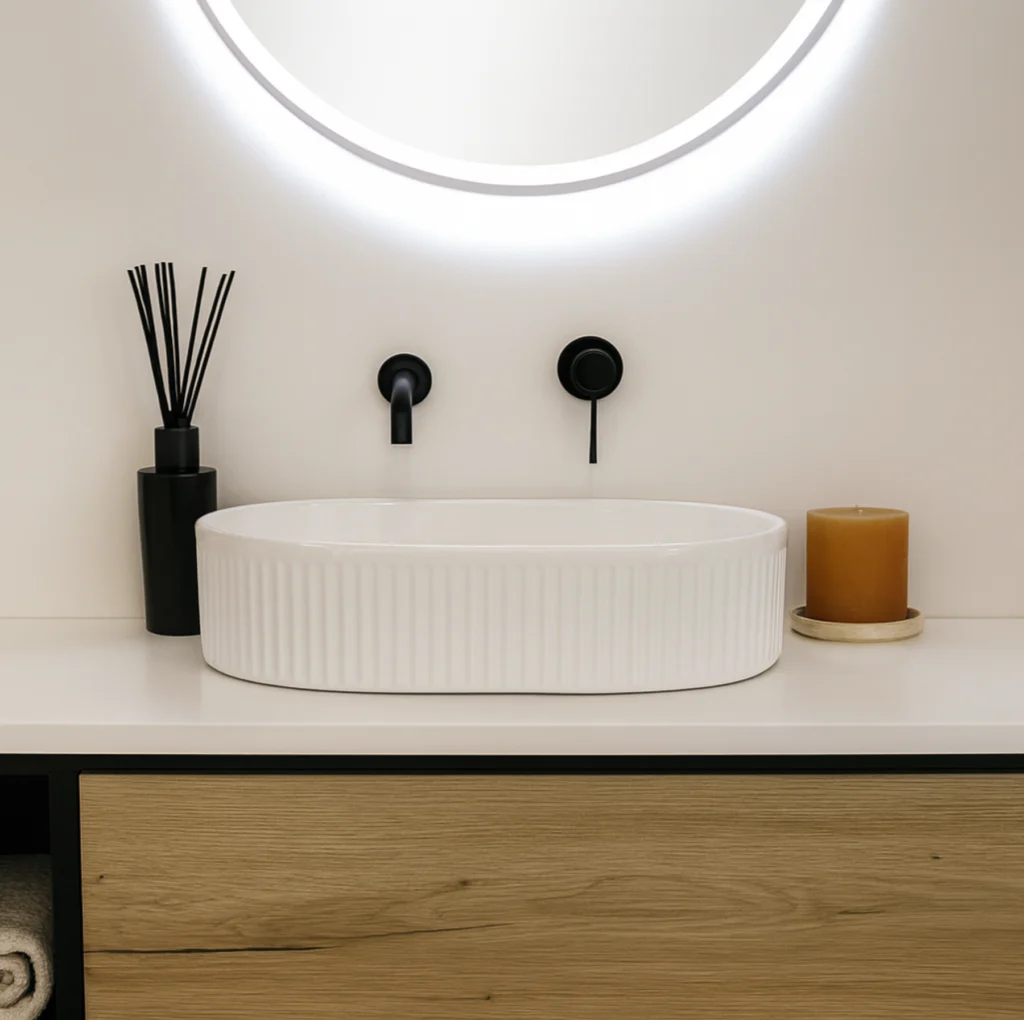 Lavabo sobre encimera ovalado estriado en cerámica blanca