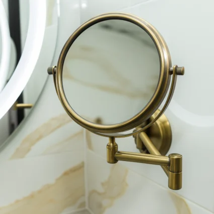 Espejo de baño aumento x5 Magnus Ø20 cm acabado dorado elegante.