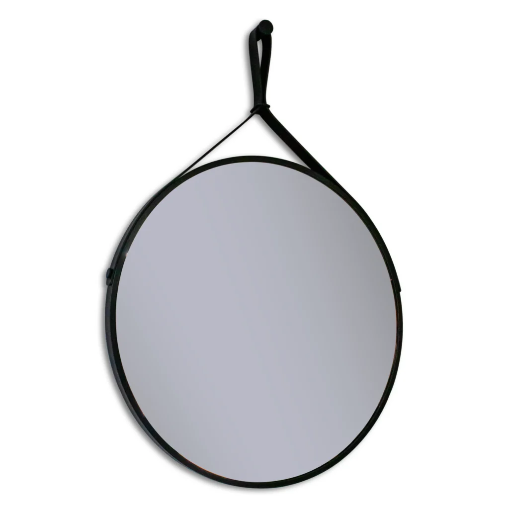 Detalle de la correa de cuero del espejo redondo Leather con soporte decorativo.